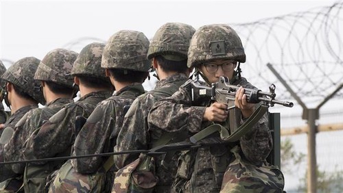 Two Koreas lower level of war alert in the border  - ảnh 1